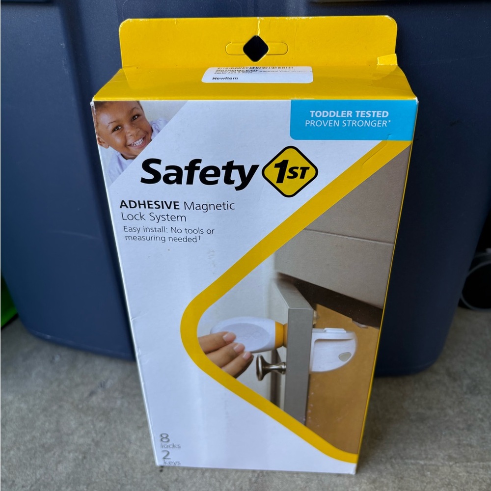 Safety 1st Adhesive Magnetic Lock System (8 locks / 2 keys)